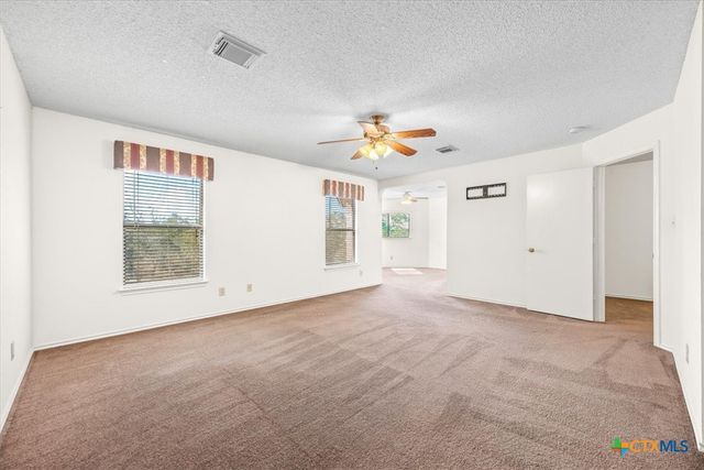 797 Killarney Road, Floresville, TX 78114