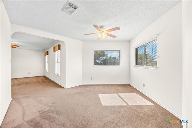 797 Killarney Road, Floresville, TX 78114