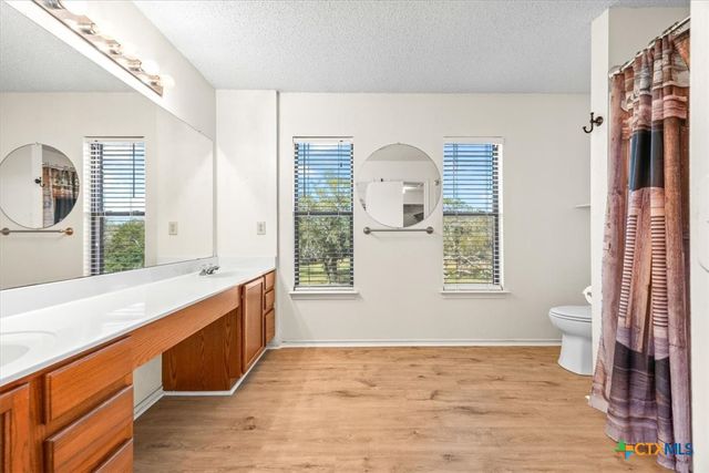 797 Killarney Road, Floresville, TX 78114