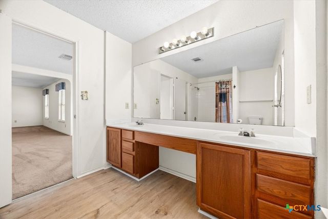 797 Killarney Road, Floresville, TX 78114