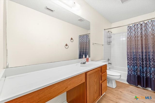 797 Killarney Road, Floresville, TX 78114