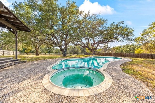 797 Killarney Road, Floresville, TX 78114