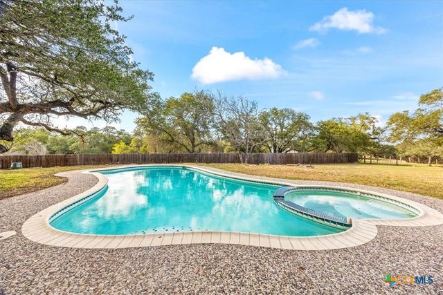 797 Killarney Road, Floresville, TX 78114