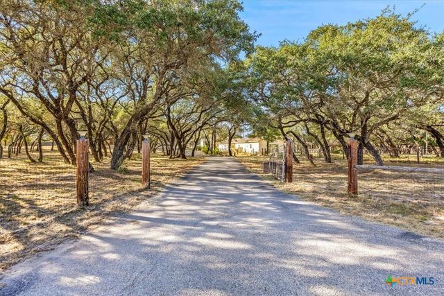 797 Killarney Road, Floresville, TX 78114