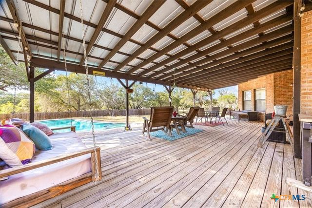 797 Killarney Road, Floresville, TX 78114