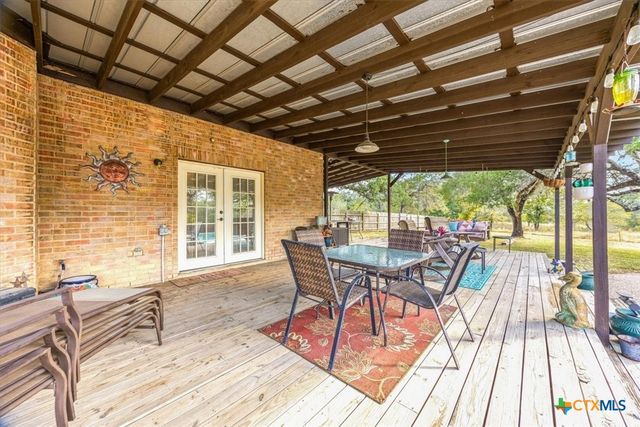 797 Killarney Road, Floresville, TX 78114