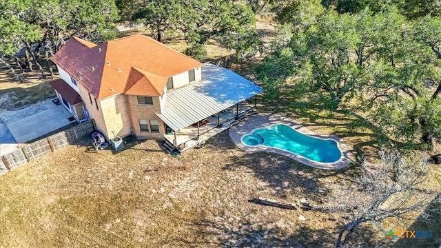 797 Killarney Road, Floresville, TX 78114