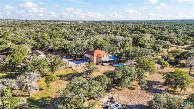 797 Killarney Road, Floresville, TX 78114