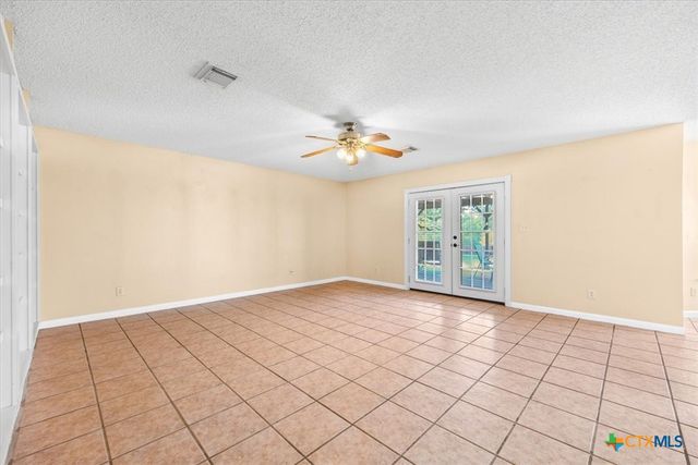 797 Killarney Road, Floresville, TX 78114