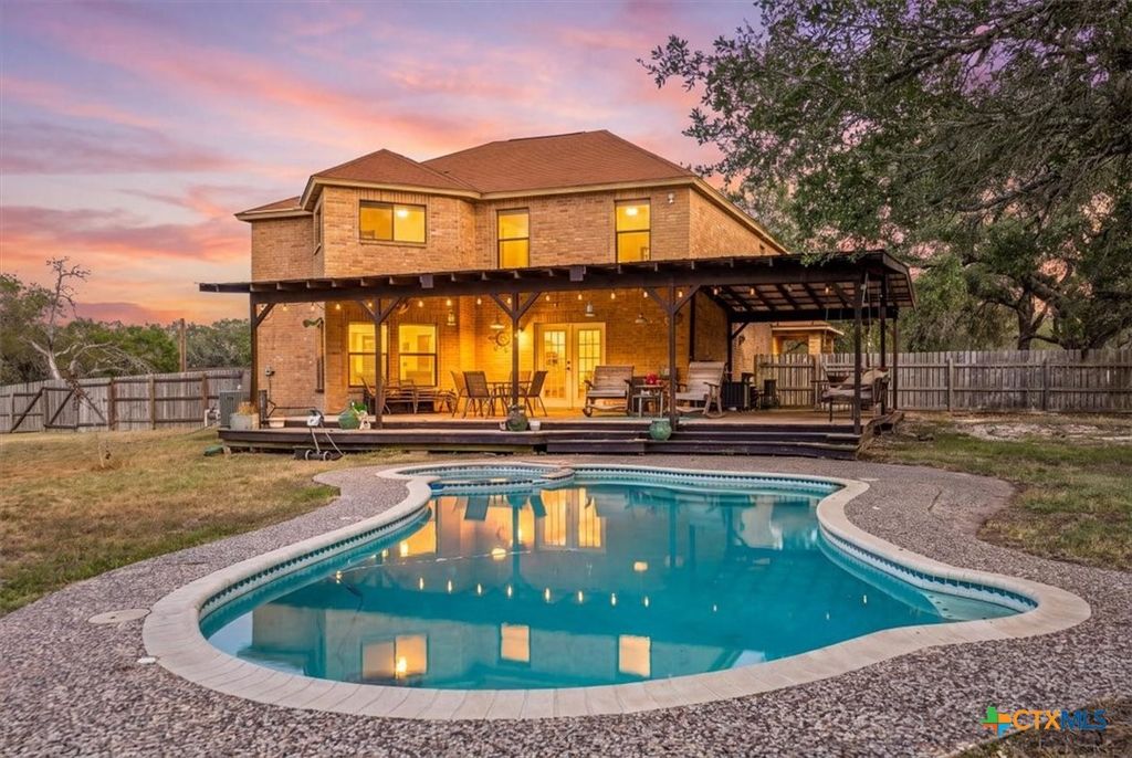 797 Killarney Road, Floresville, TX 78114
