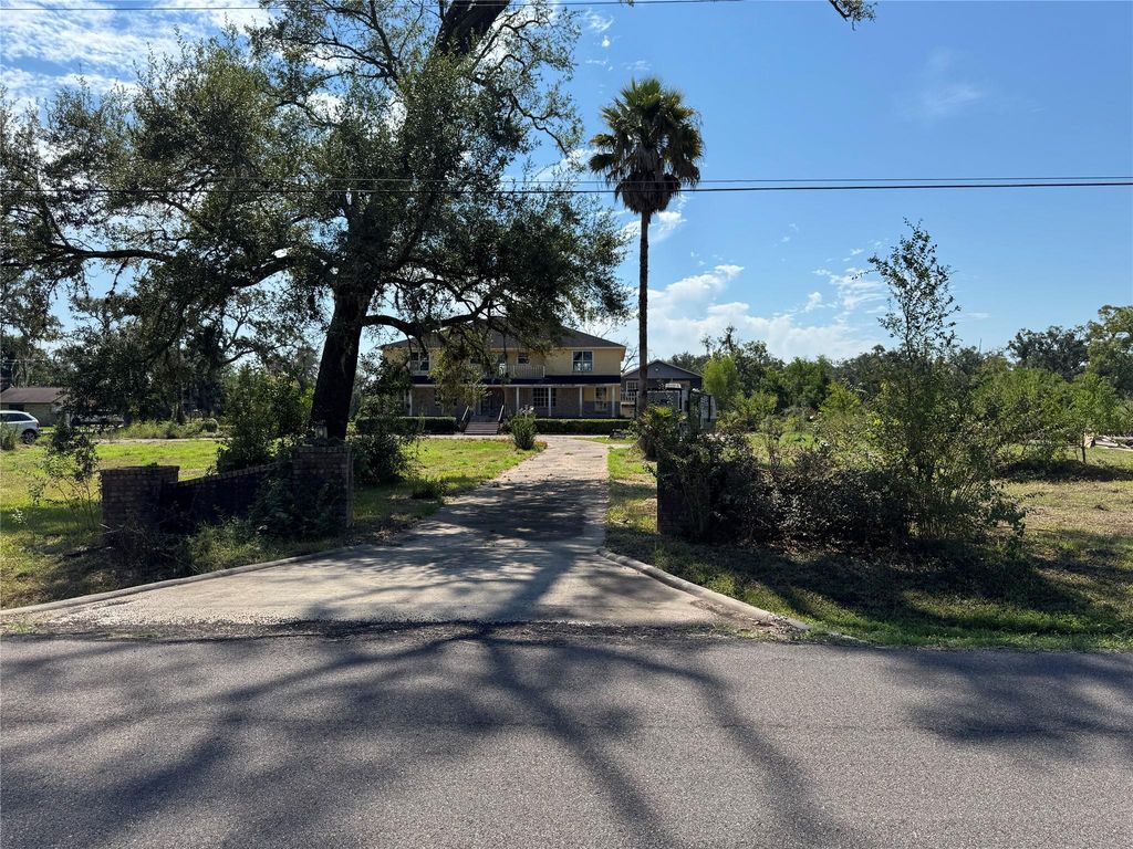 325 County Road 201, Angleton, TX 77515