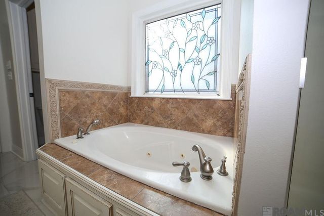 9504 Country Lake Dr, Baton Rouge, LA 70817