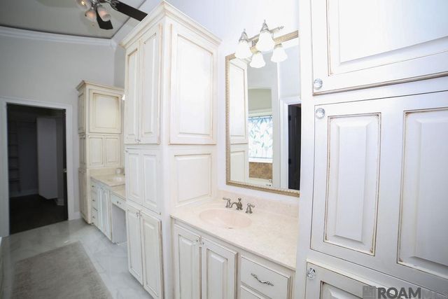 9504 Country Lake Dr, Baton Rouge, LA 70817