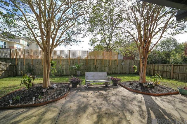 9504 Country Lake Dr, Baton Rouge, LA 70817