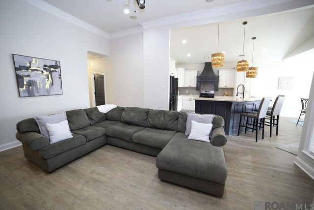 9504 Country Lake Dr, Baton Rouge, LA 70817