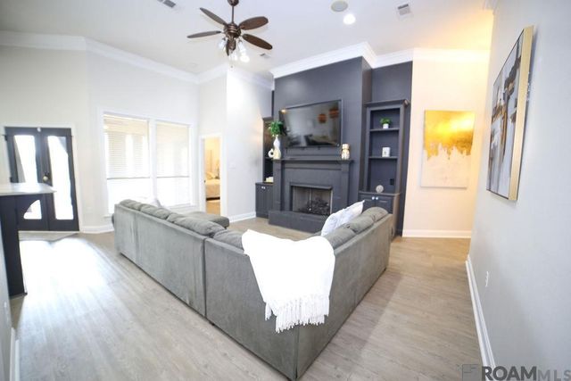 9504 Country Lake Dr, Baton Rouge, LA 70817