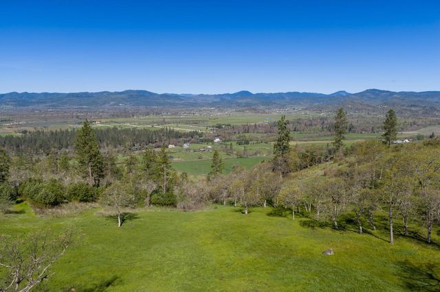 200 Mount Castle Drive, Eagle Point, OR 97524