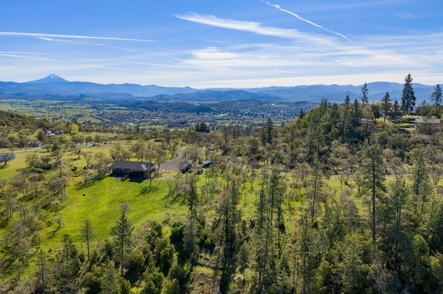 200 Mount Castle Drive, Eagle Point, OR 97524