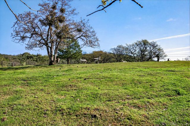 200 Mount Castle Drive, Eagle Point, OR 97524