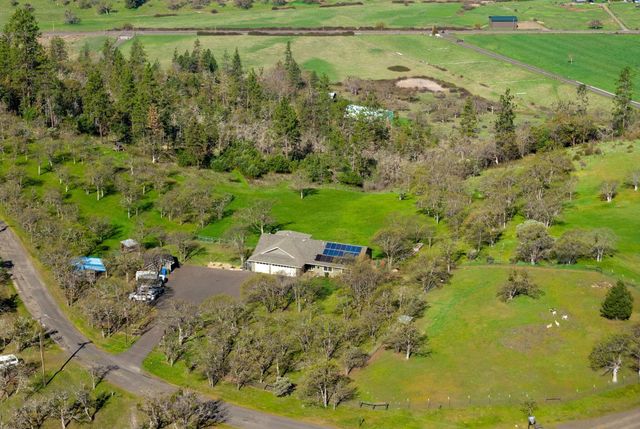 200 Mount Castle Drive, Eagle Point, OR 97524