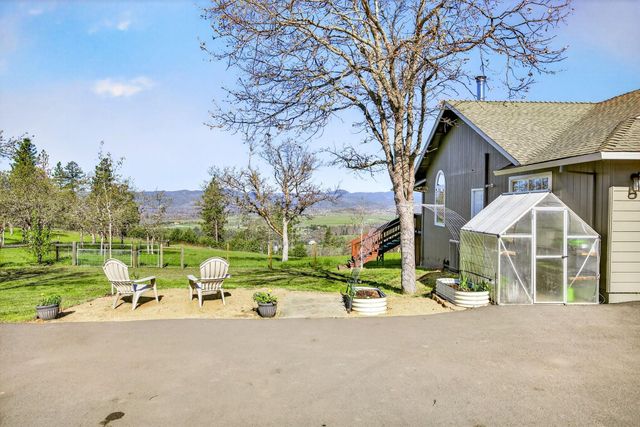 200 Mount Castle Drive, Eagle Point, OR 97524