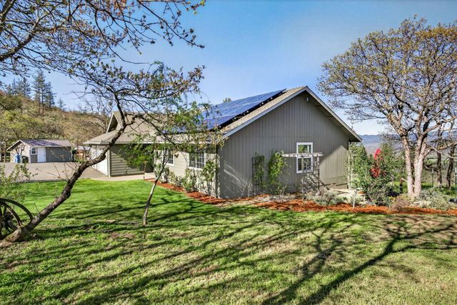 200 Mount Castle Drive, Eagle Point, OR 97524