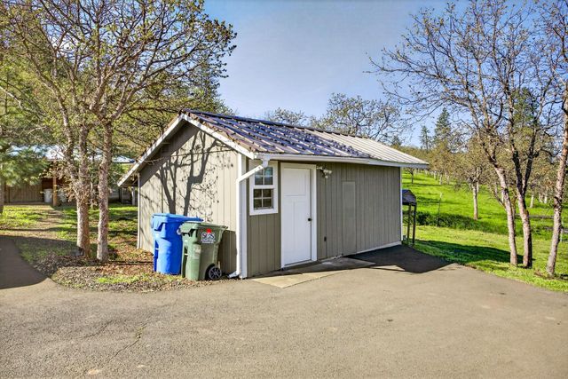 200 Mount Castle Drive, Eagle Point, OR 97524
