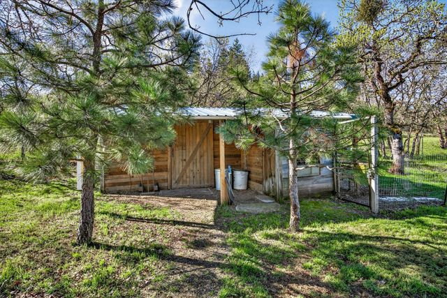 200 Mount Castle Drive, Eagle Point, OR 97524