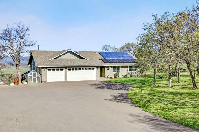 200 Mount Castle Drive, Eagle Point, OR 97524