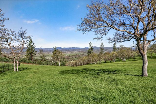 200 Mount Castle Drive, Eagle Point, OR 97524