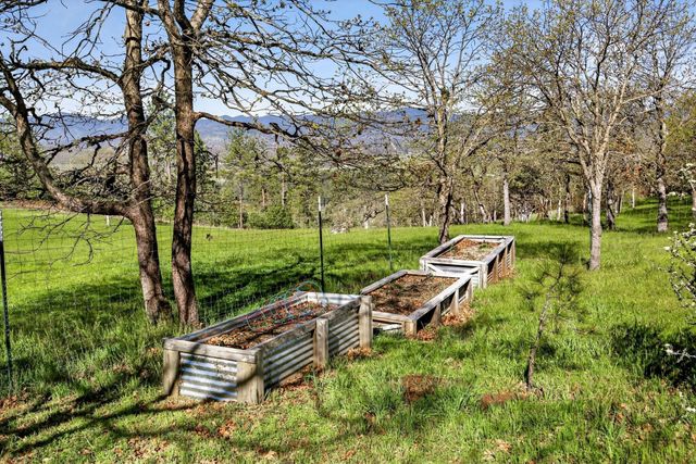 200 Mount Castle Drive, Eagle Point, OR 97524