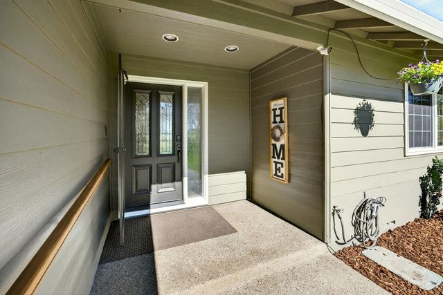 200 Mount Castle Drive, Eagle Point, OR 97524