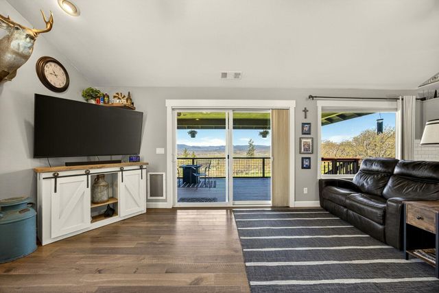 200 Mount Castle Drive, Eagle Point, OR 97524