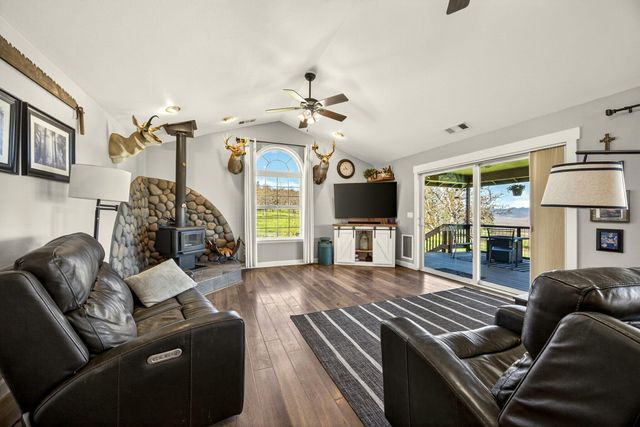 200 Mount Castle Drive, Eagle Point, OR 97524