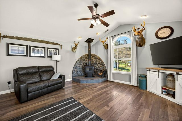 200 Mount Castle Drive, Eagle Point, OR 97524