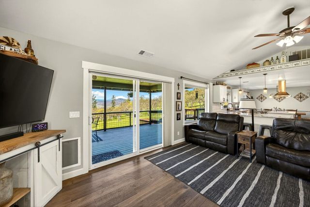 200 Mount Castle Drive, Eagle Point, OR 97524