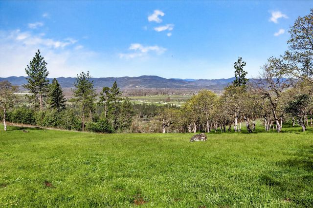 200 Mount Castle Drive, Eagle Point, OR 97524