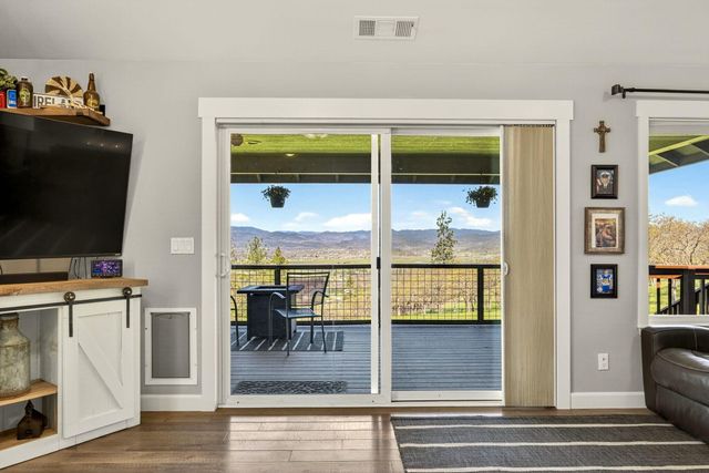 200 Mount Castle Drive, Eagle Point, OR 97524