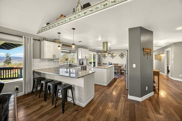 200 Mount Castle Drive, Eagle Point, OR 97524