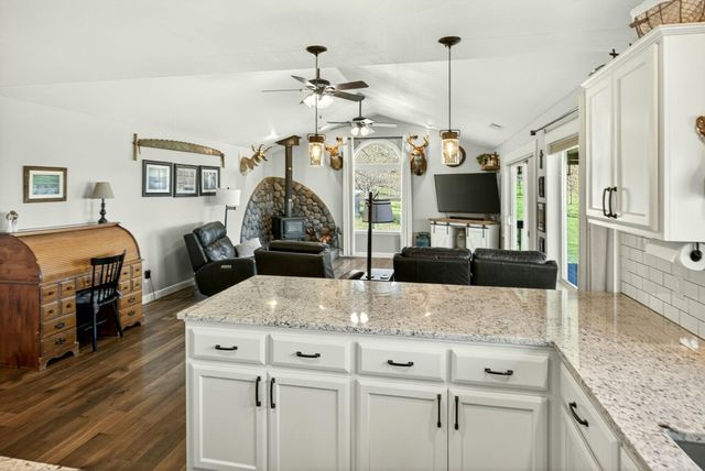 200 Mount Castle Drive, Eagle Point, OR 97524