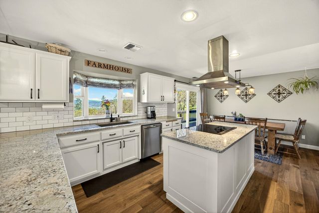 200 Mount Castle Drive, Eagle Point, OR 97524