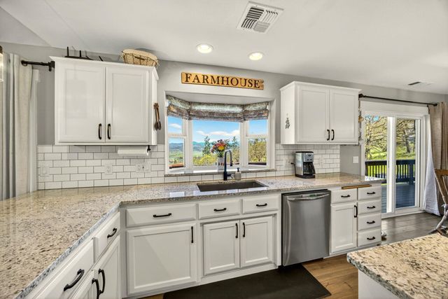 200 Mount Castle Drive, Eagle Point, OR 97524