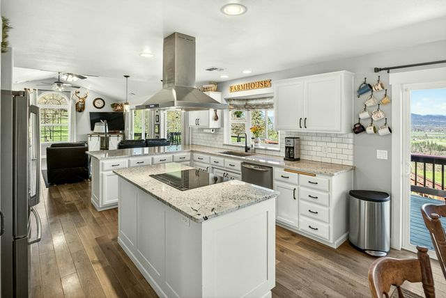 200 Mount Castle Drive, Eagle Point, OR 97524