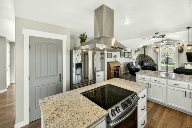 200 Mount Castle Drive, Eagle Point, OR 97524