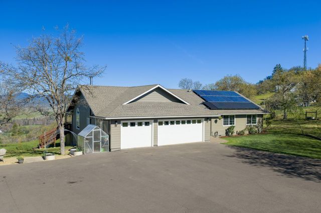 200 Mount Castle Drive, Eagle Point, OR 97524