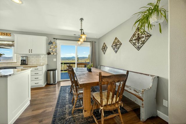 200 Mount Castle Drive, Eagle Point, OR 97524