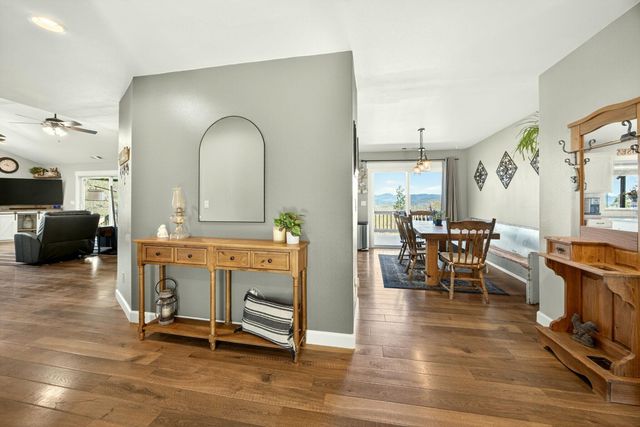 200 Mount Castle Drive, Eagle Point, OR 97524