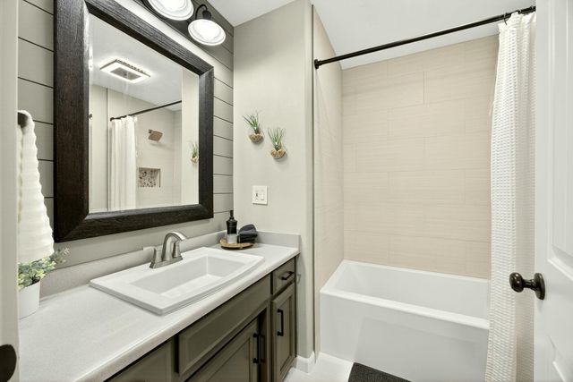 200 Mount Castle Drive, Eagle Point, OR 97524