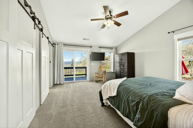 200 Mount Castle Drive, Eagle Point, OR 97524