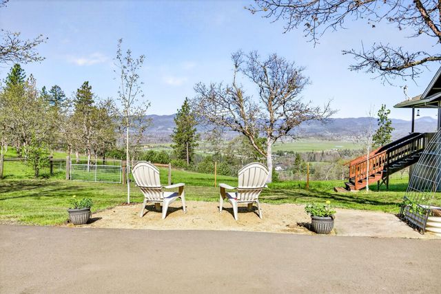 200 Mount Castle Drive, Eagle Point, OR 97524